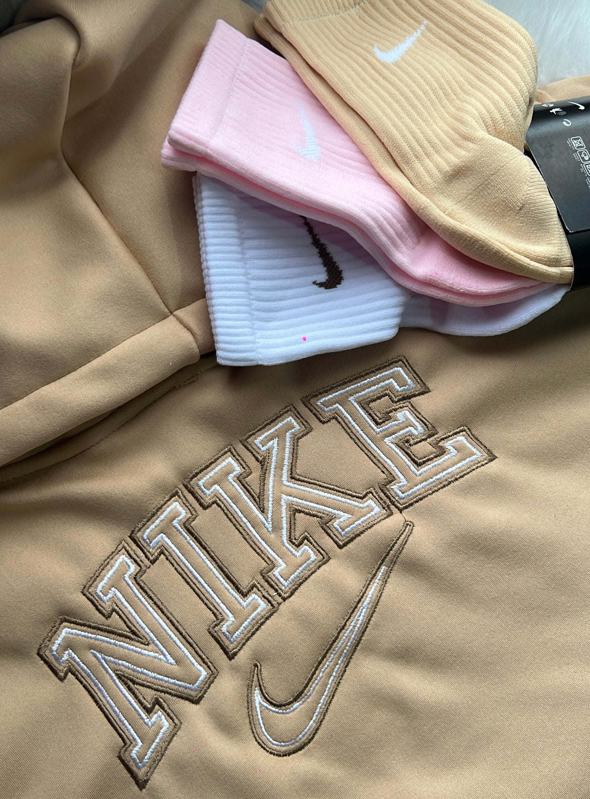 Sudadera Bordada Beige con capucha